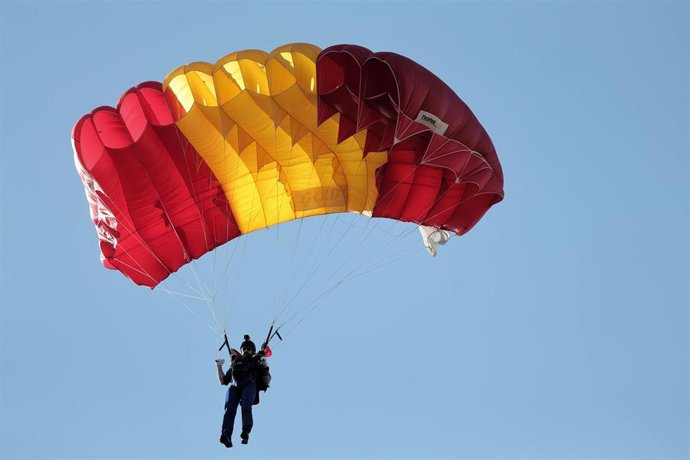Archivo - Un paracaidista carga con la bandera de España durante acto solemne de homenaje a la bandera nacional y desfile militar en el Día de la Hispanidad, a 12 de octubre de 2021, en Madrid, (España).