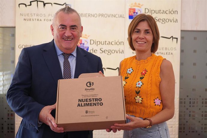 La diputada de Sostenibilidad Provincial, Magdalena Rodríguez, con el director general del Instituto para al Calidad Turística Española, Fernando Fraile
