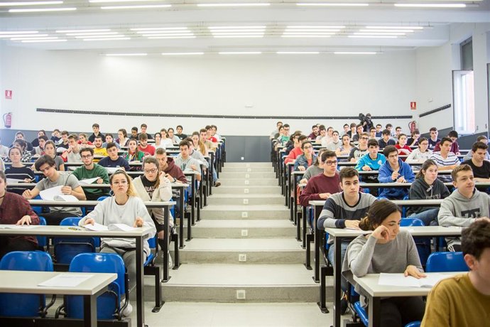 Archivo - Pruebas EBAU en La Rioja 