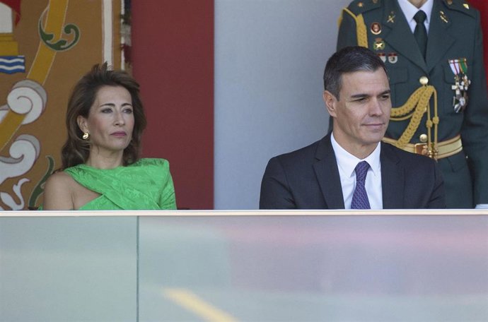 La ministra de Transporte, Movilidad y Agenda Urbana en funciones, Raquel Sánchez y el presidente del Gobierno en funciones, Pedro Sánchez, durante el desfile del 12 de octubre 'Día de la Fiesta Nacional', en la plaza de Cánovas del Castillo.