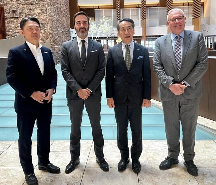 El consejero de Turismo, Comercio y Consumo,  Javier Hurtado y el director de la Agencia de Turismo, Daniel Solana, con directivos de