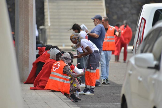 Varias personas son atendidas por los servicios sanitarios, en el muelle de La Restinga, a 4 de octubre de 2023, en El Hierro, Islas Canarias (España). Durante el día de hoy, 4 de octubre, Salvamento Marítimo ha interceptado cerca de El Hierro un cayuco