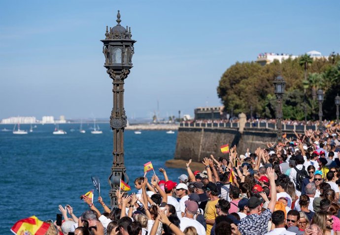 Público siguiendo la Sail GP en Cádiz.