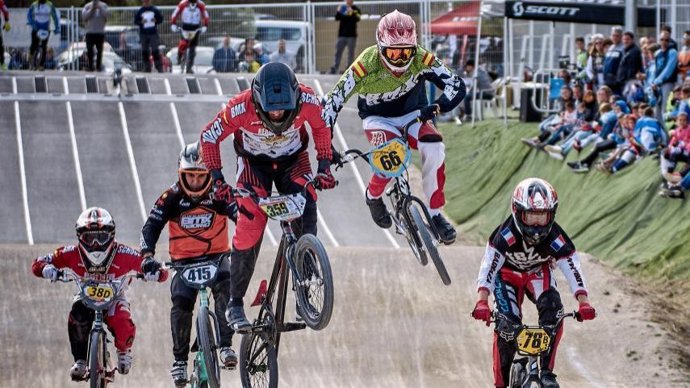 Archivo - Ciclistas en un circuito de BMX