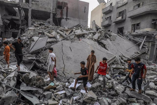 Un grupo de niños sobre escombros de un edificio destruido en Jan Yunis, en la Franja de Gaza