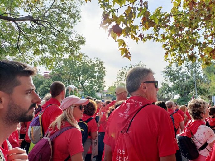 Peregrinos de Totana (Murcia) este viernes en el Puente Romano de Mérida