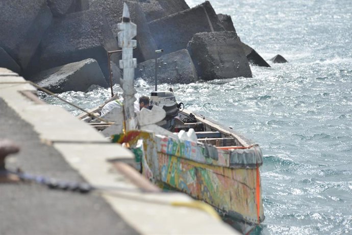 Archivo - Un cayuco, en el Puerto de la Restinga, a 11 de agosto de 2023, en El Pinar de El Hierro, El Hierro, Islas Canarias (España). 