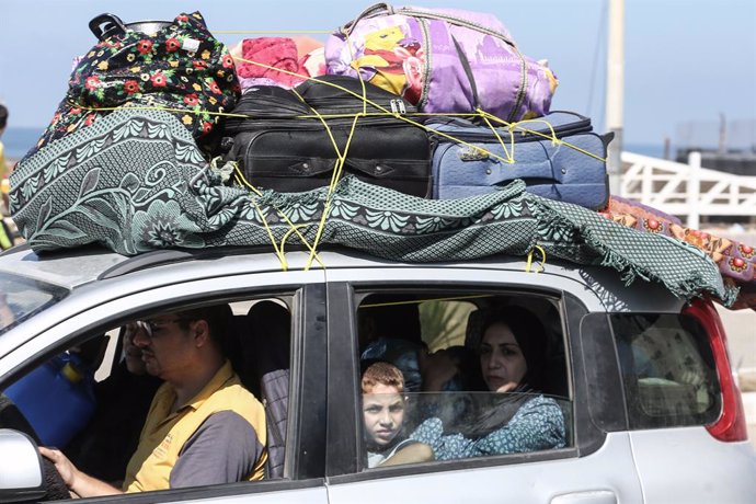 13 October 2023, Palestinian Territories, Gaza City: Palestinians flee to safer areas following Israeli air strikes. Israel's military on Friday called for the evacuation of civilians from Gaza City for their "safety and protection." Photo: Mohammed Talat