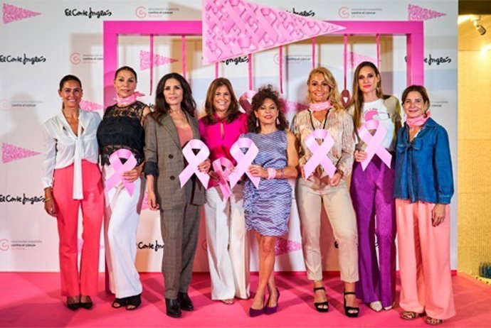 El Corte Inglés ilumina de rosa sus fachadas en apoyo a la investigación contra el cáncer de mama. Acto en El Corte Inglés de Serrano (Madrid)