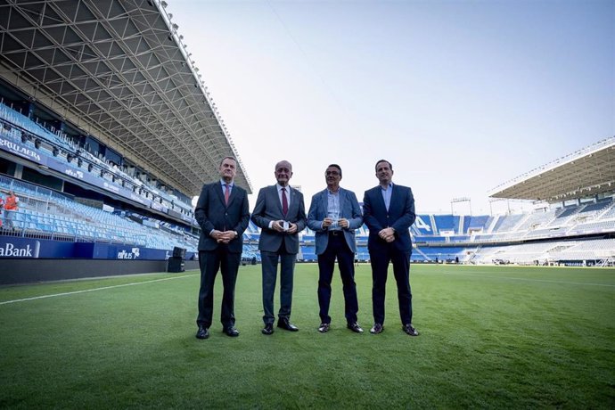 El alcalde de Málaga y el presidente de la Diputación recogen el abono de la temporada 2023/2024 del Málaga CF