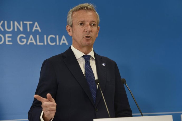 El presidente de la Xunta de Galicia, Alfonso Rueda, ofrece una rueda de prensa tras reunirse con el alcalde de la ciudad, ofrece una rueda de prensa tras reunirse con el presidente de la Xunta de Galicia, en la Delegación de la Xunta, a 4 de octubre de