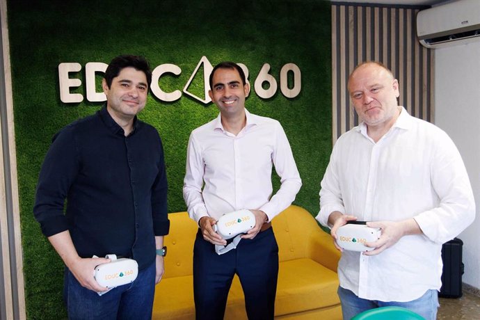 El director general de Fundalogy Unicaja, Javier de Pro, junto con del CEO y del socio fundador y promotor de Educa360, Fernando Sierra y Fran Roncero