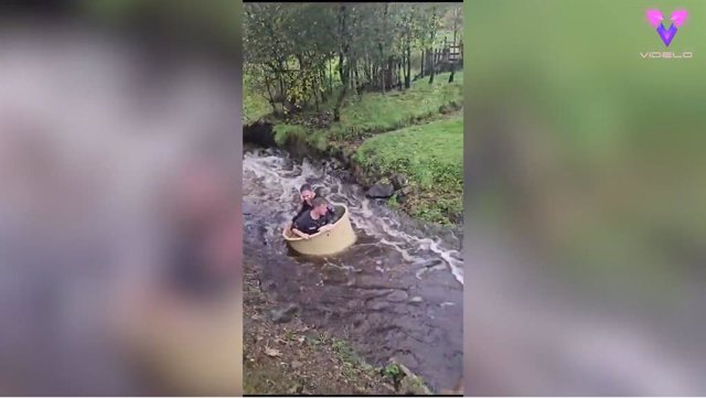 Estos dos hombres decidieron aprovechar las recientes inundaciones en Escocia para dar un paseo por un arroyo dentro de un barril.