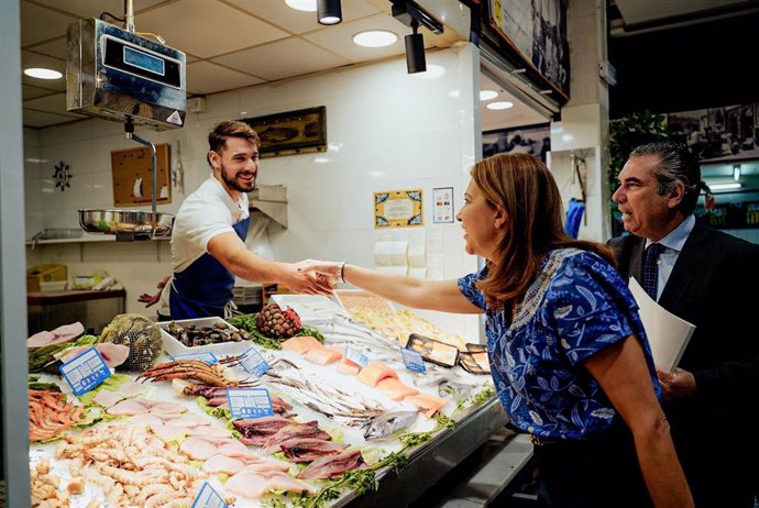 La delegada de salud, consumo, bienestar animal y cementerio, Silvia Pozo, ha asistido a la presentación de la campaña de promoción de los mercados de abastos de Sevilla en el mercado de San Gonzalo, en Triana.