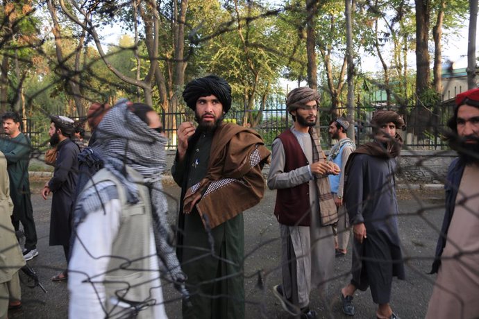 Archivo - KABUL, Sept. 23, 2022  -- People gather at the site of a blast in Kabul, Afghanistan on Sept. 23, 2022.   Seven people were killed and 41 others wounded after a bomb explosion ripped through a mosque in the Afghan capital of Kabul on Friday.  