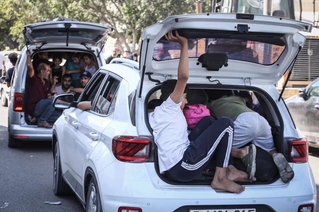 13 October 2023, Palestinian Territories, Gaza City: Palestinians flee to safer areas following Israeli air strikes. Israel's military on Friday called for the evacuation of civilians from Gaza City for their "safety and protection." Photo: Mohammed Talat