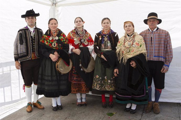 El grupo Llamas de la Ribera (León) se ha hecho con el Premio Especial del Concurso de Traje durante la Ofrenda de Flores a la virgen del Pilar en las fiestas del Pilar de Zaragoza