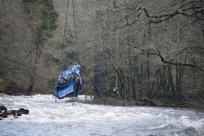 Archivo - Una grúa participa en la labor de izado del autobús accidentado para sacarlo del cauce del río Lérez, a  27 de diciembre de 2022, en Cerdedo-Cotobade, Pontevedra, Galicia (España). Un servicio de grúas se ha desplazado al lugar con el objetivo
