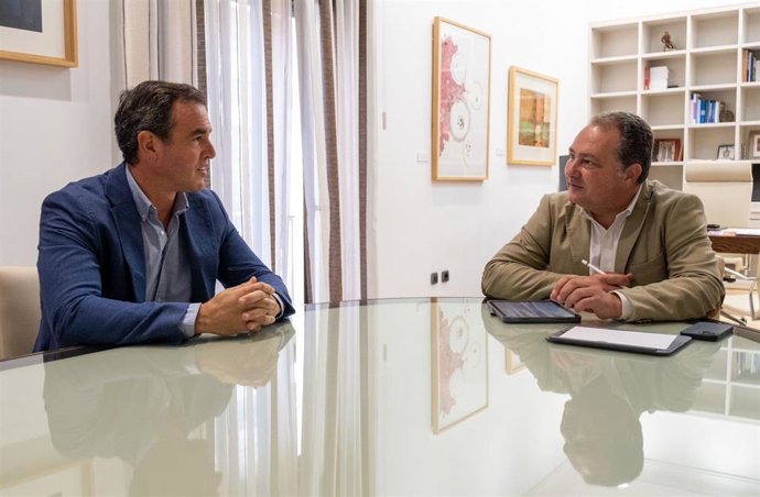 El presidente de la Diputación Provincial de Huelva, David Toscano, ha mantenido este viernes una reunión de trabajo con el alcalde de Bollullos Par del Condado, Rubén Rodríguez.