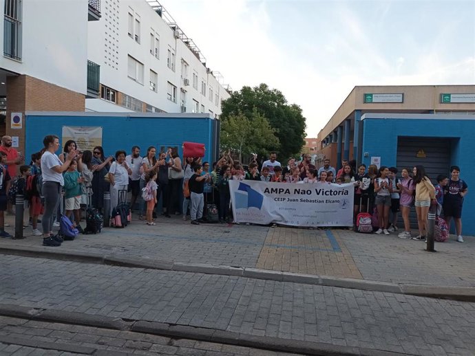 Protesta de las familias del colegio Juan Sebastián Elcano