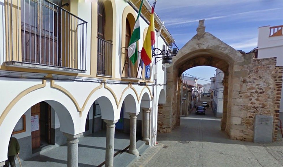 Archivo - Ayuntamiento de Santa Eufemia (izda.), junto al recinto amurallado declarado BIC (al fondo) ,en cuyo entorno se sitúa la Plaza del Mercado.