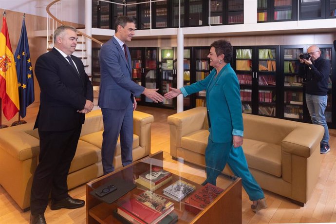 Santos Cerdán y el presidente Pedro Sánchez, recibiendo a la portavoz de EH Bildu en el Congreso de los Diputados, Mertxe Aizpurua