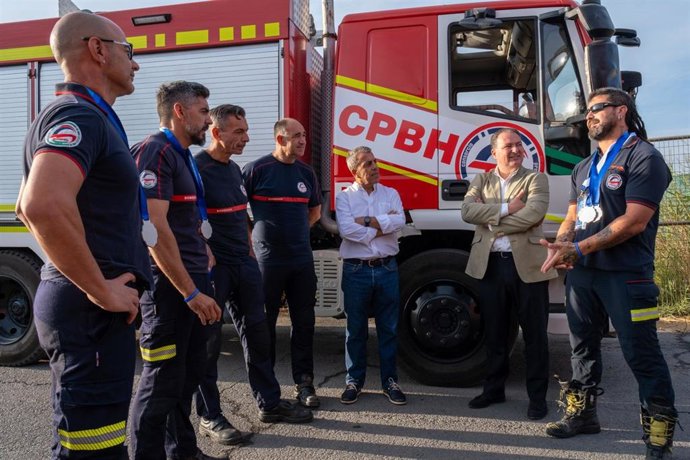 Visita del presidente de la Diputación de Huelva, David Toscano, al parque comarcal de bomberos de San Juan del Puerto.