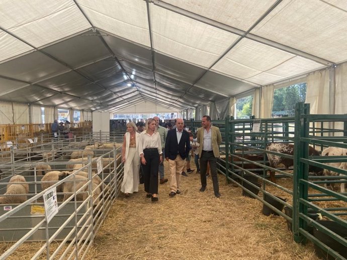 Almudena Martínez en la Feria Ganadera de Benaocaz.
