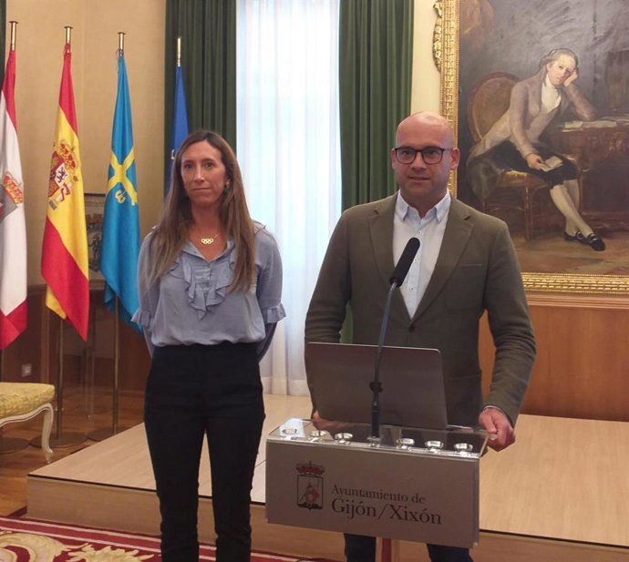 El portavoz de la Junta de Gobierno local de Gijón, Jesús Martínez Salvador (Foro), y la vicealcaldesa y portavoz del PP, Ángela Pumariega, en rueda de prensa en el Ayuntamiento gijonés. (Archivo)