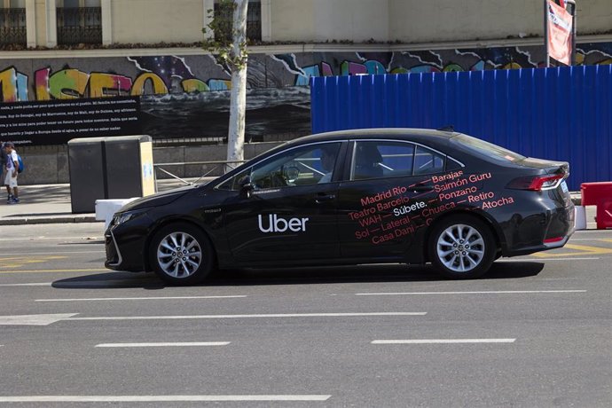 Archivo - Un taxi de Uber circulando por la calle