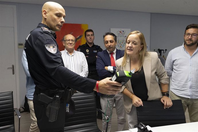 La consejera de Presidencia,  Isabel Urrutia, entrega material a la Policía Local de Piélagos