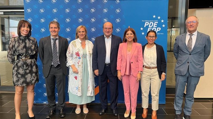 El presidente del EBB, Andoni Ortuzar, con los integrantes de la delegación del PNV en el congreso del PDE.