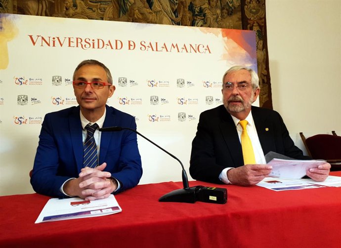 Archivo - Enrique Graue (d) junto al rector de la USAL, Ricardo Rivero (i)