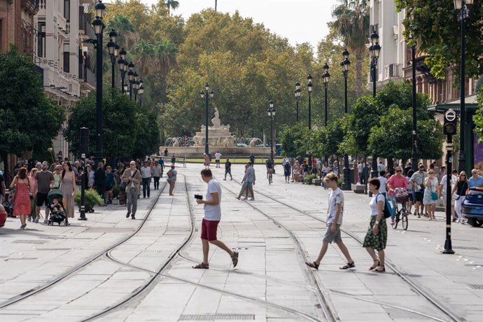 La avenida de la Constitución, a 13 de octubre de 2023, en Sevilla, (Andalucía, España). El puente del 12 de octubre llena de turistas las calles de Sevilla, con unas expectativas del 87% de ocupación hotelera.