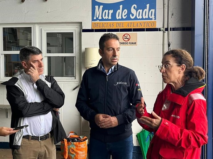 El conselleiro do Mar, Alfonso Villares,  en una visita a Sada (A Coruña)