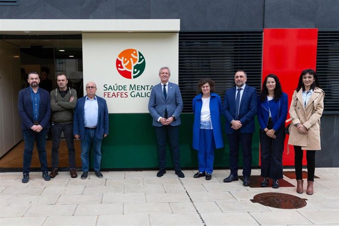El presidente de la Xunta, Alfonso Rueda, el conselleiro de Sanidade, Julio García Comesaña, la alcaldesa de Santiago, Goretti Sanmartín, y la diputada de Política Social de la Diputación de A Corula, María Del Mar García Vidal, visitan la sede de Feafes