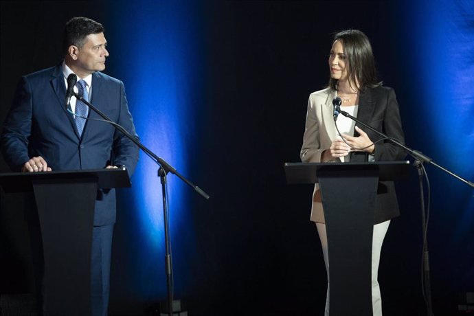 Archivo - Freddy Superlano y Maria Corina Machado durante un debate en Caracas