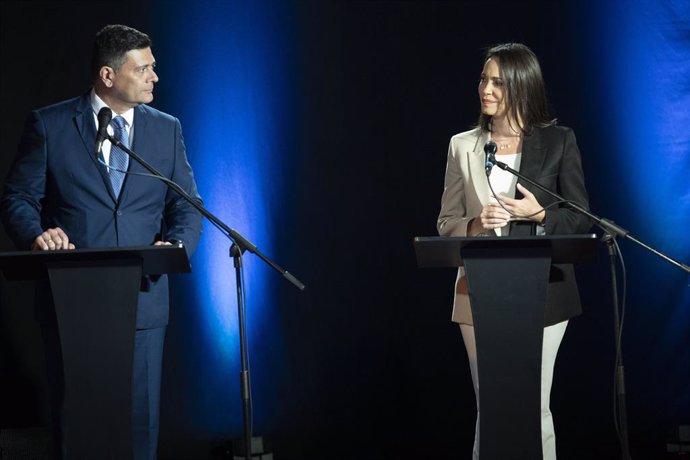 Archivo - 12 July 2023, Venezuela, Caracas: Opposition candidates for 2024 Venezuelan presidential election Freddy Superlano (L) and Maria Corina Machado participate in a debate at Andres Bello Catholic University (UCAB) before the primaries. The primary 