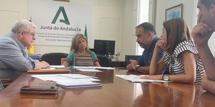 La delegada territorial de Desarrollo Educativo y Formación Profesional y Universidad, Investigación e Innovación en la provincia de Cádiz, Isabel Paredes, reunido con el alcalde de Trebujena, Ramón Galán.
