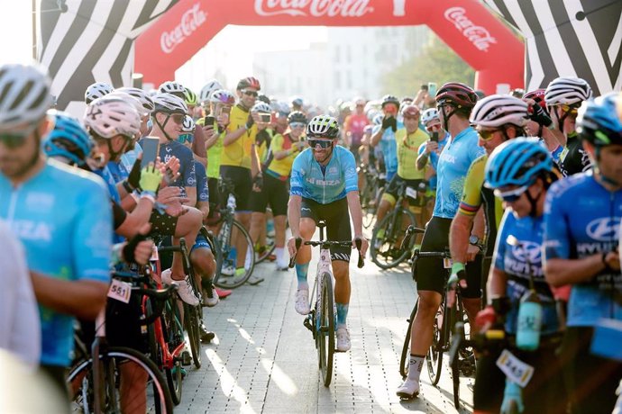 El ciclista español Alejandro Valverde fue homenajeado en la XX Vuelta Cicloturista a Ibiza Campagnolo.