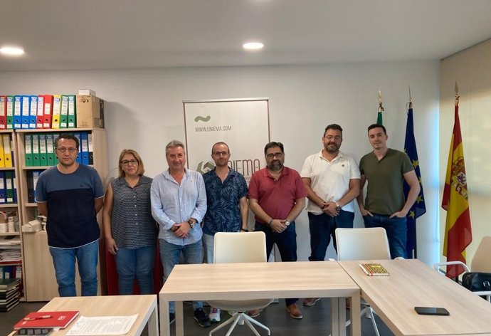 Responsables sindicales y de la patronal tras la firma del convenio.