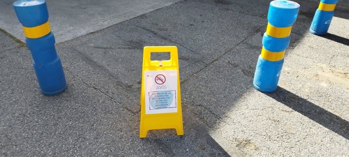 Un cartell sobre les mesures en una benzinera de la Massana 