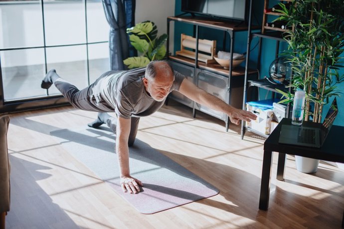 Archivo - Yoga en casa, persona mayor