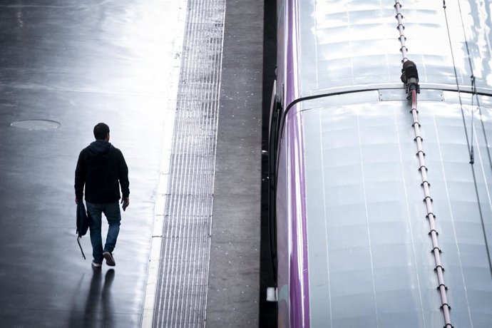 Archivo - Arxiu - Un home en una de les vies de l'estació Puerta d'Atocha-Almudena Grandes (arxiu)