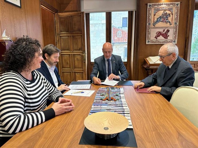 Un momento de la firma del convenio.