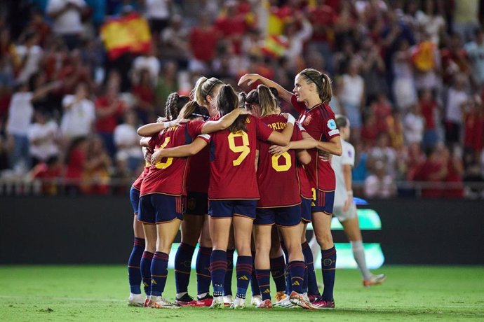 Varias futbolistas de la selección española celebran un gol.