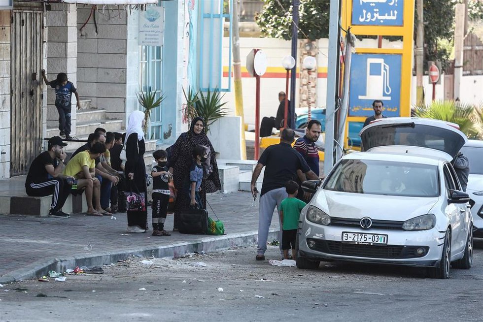 Población palestina evacuando el norte de la Franja de Gaza
