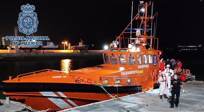 Salvamento rescata a 45 personas en dos pateras que trataban de alcanzar la costa de Cádiz