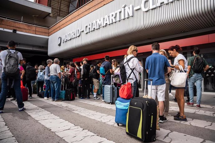 Varias personas a las puertas de la estación del tren de Chamartín con motivo de la incidencia producida en un tren Alicante-Madrid Chamartín, en la estación de Chamartín, a 13 de octubre de 2023, en Madrid (España). La circulación de alta velocidad ent