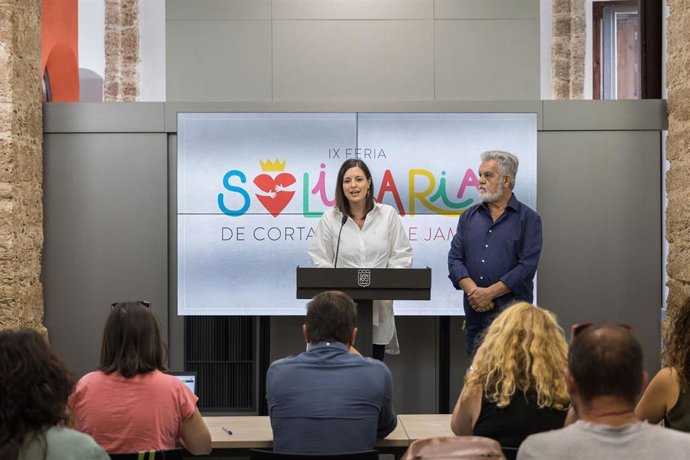 La alcaldesa, Patricia Cavada, y el presidente de la entidad social, Juan Fernández, presentan la IX edición de la Feria Solidaria de Cortadores de Jamón de San Fernando
